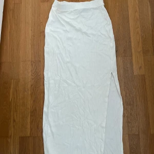 Långkjol  - Långkjol från Hm i stl xs. Har slits på sidan. 