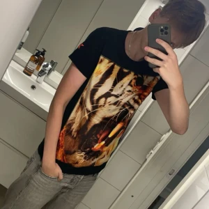 Bastille Rive Droite T-shirt  - Storlek S skick 9/10 nypris 1150