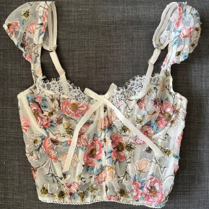 Victoria’s Secret korsett topp - Victoria’s secret Dream Angels Unlined Bra Top i färgen Coconut-white-embroidery. Är i storleken 32C men skulle säga att den passar som en XS. Använd väldigt sparsamt och i gott skick. Väldiga fina detaljer! Köpt 2021 för 499kr (på rea)