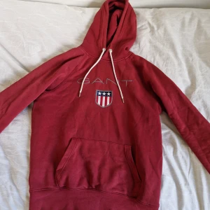 Röd hoodie Gant - Snygg Gant-hoodie med märke på bröstet. Använd men utan synliga defekter. Swipea för material --> 