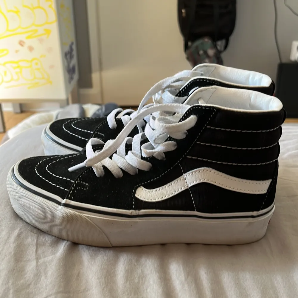 Hej hjälper nu mamma att sälja sina vans skor då dom inte används något! Knappt använda och väldigt bra skick!! Och det är hög sula som man ser! Storlek 35 innermått 22!. Skor.