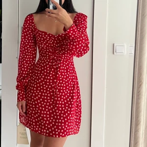 Adoore klänning 34 - Adoore klänning i storlek 34, aldrig använd och prislapp kvar. I fint skick utan defekter eller andra anmärkningar. 