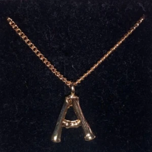 Halsband  - Snyggt bokstavs halsband. Finns i fler bokstäver, så skriv om du vill ha någon annan.  Köp för 249kr Modell 032