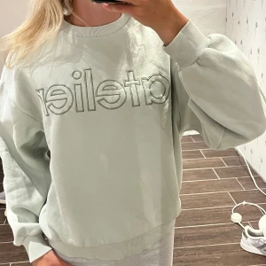 Grön sweatshirt  - Grön sweatshirt från Gina Tricot🥰 Knappt använd!