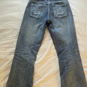 victoria beckham jeans - säljer mina jättefina victoria beckham jeans då dom är lite för stora💗inerbenslängden är 80 och midjemåttet är 40 det är lagningar i linningen men inget som syns skriv priv för bilder💗 köpta för 1000