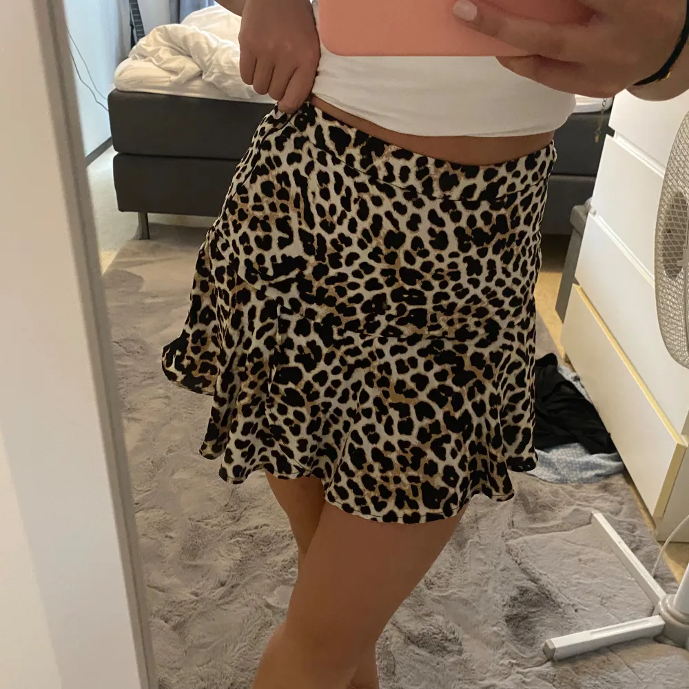 Säljer nu denna leopard kjol från Stradivarius. Endast använd en gång så kjolen är i nyskick. Kjolen är perfekt till nu sommaren, på senester eller till en utgång🥂 kjolen har även inbyggda shorts. Nypris: 259kr. Kjolar.