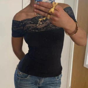 spets topp - super fin spets topp köpt här på plick men aldrig använt💓