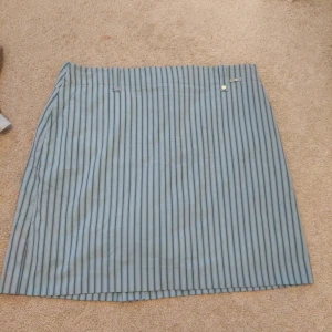 Kjol/shorts - Kjol med inbyggda shorts, fint skick! Storlek M