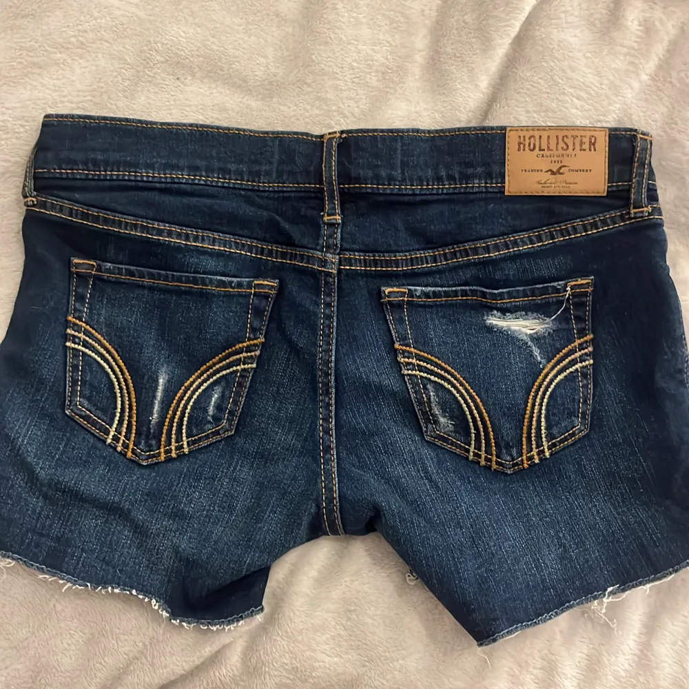 Lågmidjade hollister shorts gammal modell. Knappast använd inga fläckar eller sönder nånstans. . Shorts.