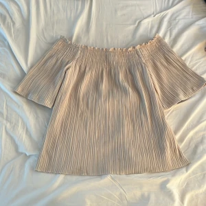  Beige t-shirt  -  En fräsch beige Gina t-shirt / blus 💕💕