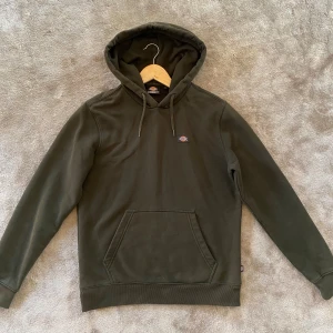 Dickies hoodie - Fint skick, använd få gånger och har nu vuxit ur den. Har även en likadan i samma skick i orange färg. Exakt likadan hoodie. 300kr/st (köpte de för 730kr/st ny)