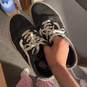 Vans skor - Säljer tessa vans skor som jag köpte för över 3 år sen. De är i bra skick. Osäker på storleken men passar från 36,5-38 skulle jag säga