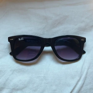 RAY-BAN RB4420 - Säljer min ray-ban i nyskick, nypris är 1500kr och använt den 5-6 gånger.  Svarta med Lila glas. 