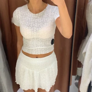 Vit tröja  - Är endast andvänd ett par gånger och är i bra skick!!