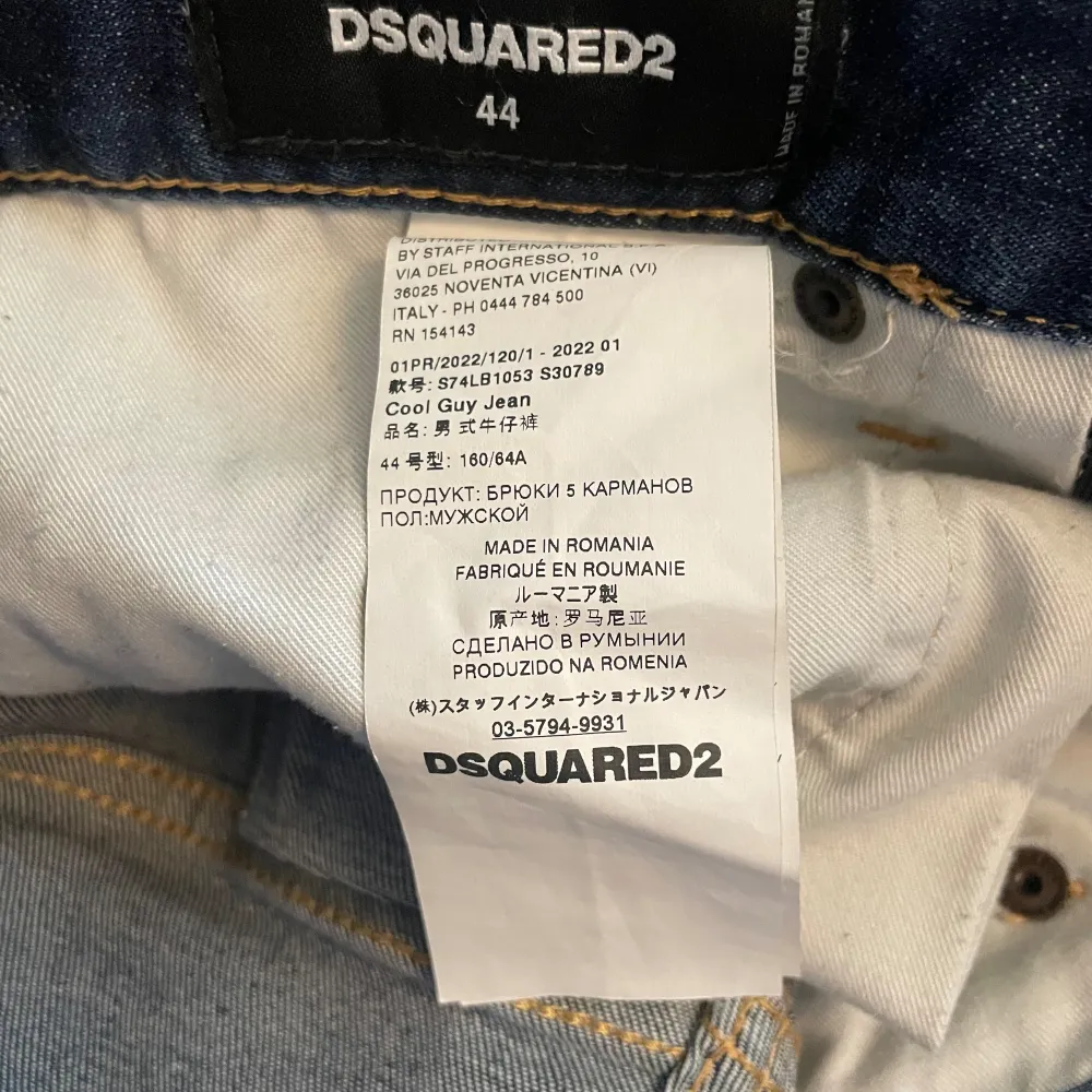 Feta dsquared jeans go passform fett färg, bara att skriva kan diskutera pris  100% autentiska 🫡. Jeans & Byxor.