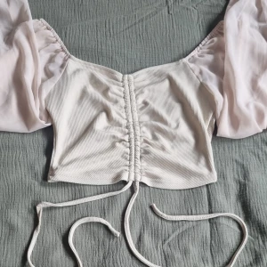 Beige topp  - Beige sommartopp, snören för att justera storleken. 