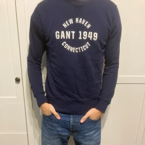 Gant tröja - Marinblå Gant tröja i toppskick. Knappt använd och är i storlek S.