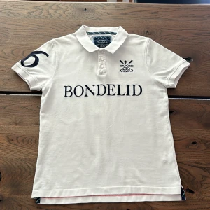 Klassisk Piké Bondelid - Bondelid logotyp broderad på bröstet. Bra skick. Om intresserad hör av dig.