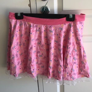 kawaii kjol - jätte gulligt mönster som påminner om hello kitty!!!🌸i helt nyskick för min syster fick den i födelsedagspresent och har aldrig använt den. den kan passa från storlek m-xs för den har resår i midjan som man kan dra till (sista bilden). ❤️