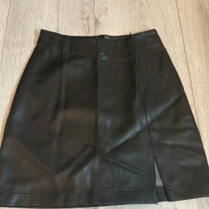 Skinn kjol  - Oanvänd skinn kjol från bikbok! Köpte den förra året när den trenda men tyckte inte den passa mig tyvär ..