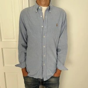 Ralph lauren skjorta - Jättefin Ralph lauren skjorta i en top skick. Modellen på bilden är 180cm. Skriv vid fler frågor eller funderingar! 