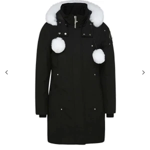 Moose Knuckles, Parka Stirling - Säljer en sprillans ny Moose Knuckles jacka endast använd i ett halvår, i ett utmärkt skick. Storlek S-M passar från 36-40. Nypris 11.500, pris kan diskuteras vid snabbaffär.