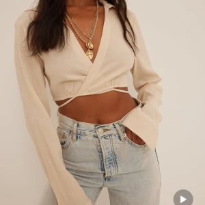 Festtopp från nakd - Säljer denna helt oanvända topp från nakd. Den är i storlek 36 och lappen sitter kvar. Något skrynklig men de är lätt att stryka bort. Köparen står för frakt💕