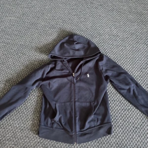 POLO RALPH LAUREN ZIP HOODIE - Äkta, ordpris 2100, PRIS KAN DIKSUTERAS DETTA ÄR MEST FÖR INTRESSEKOLL. Oversized för mig som kvinna som bär S vanliga fall men passar S M L kvinnor. Passar S M L herr med. Herrstorlek. Kan skicka bild på. 