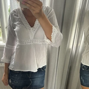Blus - Vit fint blus med trekvartsärmar och fina spets detaljer. Tyvärr står inte storlek eller märke. Hör av er vid frågor!🤩🙌🏻