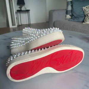 Christian Louboutin skor - Väl använda men fortfarande fina Louboutin skor(unisex)  Köpta för 2000 av en tjej för 1 år sedan men osäkert gällande äkta märke. Dem är små i storleken,märket är inristat i skon och under skon.  Hör av vid fler frågor!  