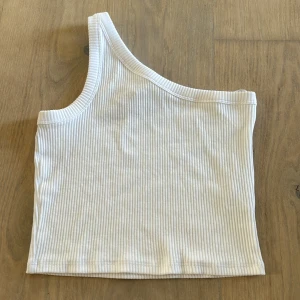 Asymmetrisk topp   - Topp från zara i storlek 13-14 men skulle säga att den passar i storlek 12