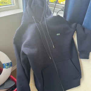 Lacost tröja  - Sjukt snygg och riktigt material, passar mellan 165-180 minst bara att skriva vid funderingar 