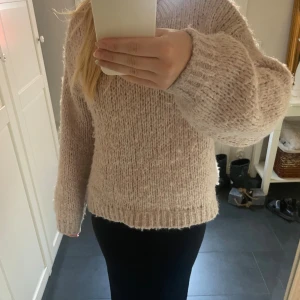 Stickad tröja  - Säljer denna stickade tröjan från Vera Moda väldigt fin och skön🥰❤️
