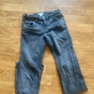 Gråsvarta lowwaist bootcut jeans - Säljer för de har blivit försmå för mig, de är superfina, köpt för 399 på ginatricot, 