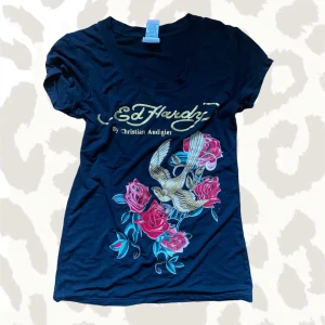 Ed hardy t-shirt - Jätte vacker ed hardy t-shirt med coola detaljer på framsidan och baksidan💖