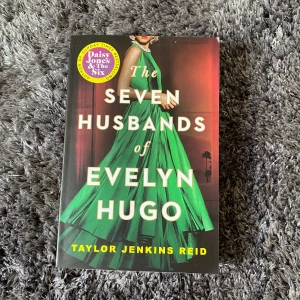 Seven Husbands of Evelyn Hugo - Populär Boktok bok/ The Seven Husbands of Evelyn Hugo. Aldrig varit läst men har några vek vid kanterna (se bild 2 och 2) Säljer pga har en dubblett. Priset är + frakt. Använd inte köp nu utan kontakta mig privat vid intresse!