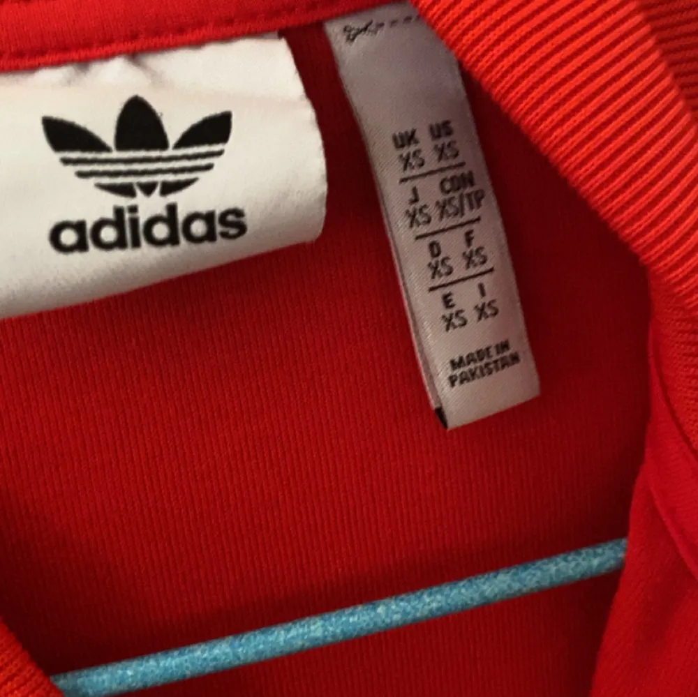 Röd adidas kofta . Storlek ” xs” Använt några gånger . Köpte för 599 .Väldigt skön material. Neuletakit & Villapaidat.