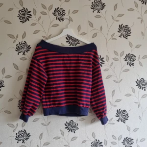 H&M offshoulder randig tröja, Strl: S - H&M offshoulder tröja i storlek small. Lite nopprig. Tjockare material, tror det är bomull men lappen är bortklippt. Passar höst/vinter. Det går självklart bra att använda "köp nu- knappen"!