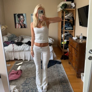 Lågmidjade spetsbyxor  - Utsvängda spetsbyxor från Odd Molly! Väldigt stretchiga så passar både xs och s. Jag är 1.69 ca