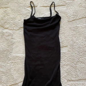 Svart klänning - En svart klänning som köptes förra året från Bikbok!! Jättefin och är i nyskick, aldrig använd. Den är i storlek S men är lite liten i storleken, lite tjockare material!!