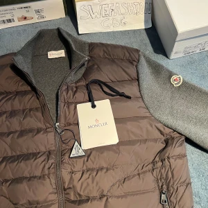 Moncler cardigan - Helt ny i grå färg! Absolut i finaste kvaliten, sitter extremt bra! Passar storlek M ‼️