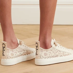 Chloé skor  - Säljer nu mina superfina Chloé skor i storlek 39🌸 De är i nyskick och använda vid ett fåtal tillfällen. Köpta för 5000 kr och säljer för 2000 kr🥰