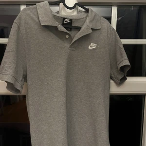 Nike Piké - Köpte från XXL💀, kommer ej till användning men väldigt snygg och sitter bra i midjan o armarna, skick: 10/10 Nypris: 300kr
