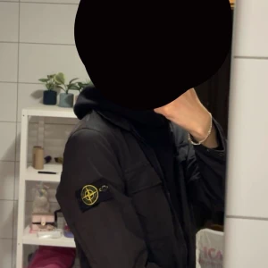 Stone island overshirt/jacka - Säljer/byter min stone island overshirt/jacka nu pga jag vill ha en annan stone island med luva istället. Har haft den ungefär ett år inte använd jätte mycket pga vädret som varit finns även kvittto och om man vill ha galje finns det