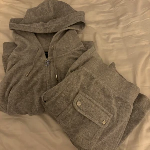 Juicy set  - Säljer mitt Juicy set, både byxorna och tröjan är i storlek S💗