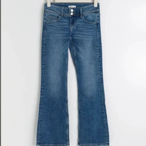 Jeans - Jeans från gina young i storlek 152 men passar precis mig som är runt nästan 160 använda men i bra skick. Köpta för 350kr🩷