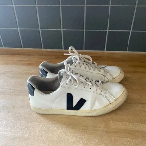 Veja skor - Hej! Säljer ni mina veja skor då dom inte kommer till användning! Rätt så använda därför säljer jag dom billigt💓