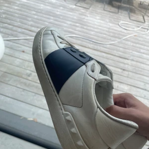 Valentino open - Säljer nu dessa riktigt feta Valentino opens. Skicket på skorna är en 6/10 de har absolut används men de är en så pass eftertraktat sko. Tveka inte på att skriva vid eventuella frågor, fler bilder, byten osv