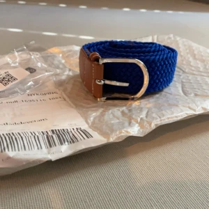 Flätat bälte  - Hej jag säljer nu ett marinblått flätat bälte  som jag fick hem idag, tyckte inte att de passade bra därför väljer jag att sälja vidare. Skick 10/10 helt nytt. Köpte de för 150 kr men säljer de för 100 nu, skriv vid intresse och minsta fundering.