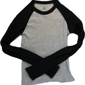 Tröja från Brandy - Populär tröja från Brandy. I bra skick.🩶🖤